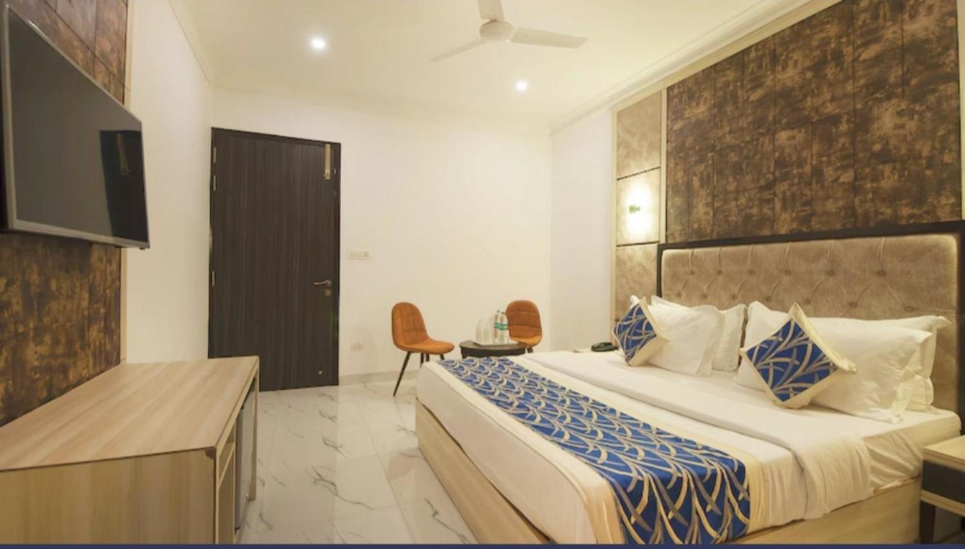 The Almora Residency - Complimentary Airport Trasnfer Hotel Új-Delhi Szoba fotó