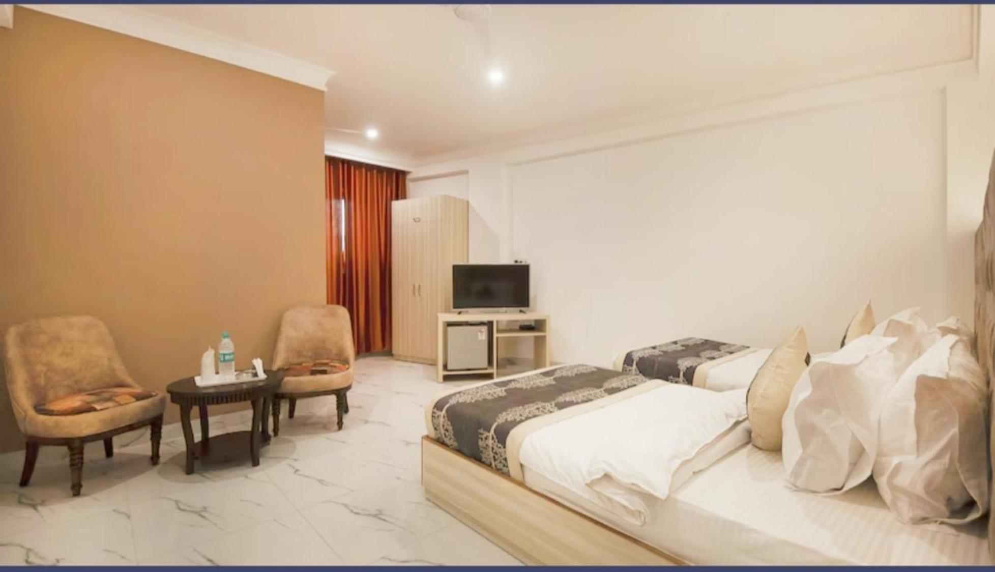 The Almora Residency - Complimentary Airport Trasnfer Hotel Új-Delhi Szoba fotó